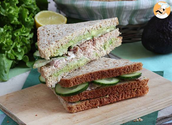 Club-sandwich mit thunfisch und avocado