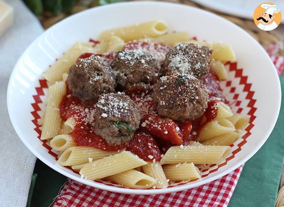 Hackbällchen aus rindfleisch und parmesan