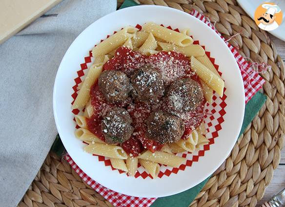Hackbällchen aus rindfleisch und parmesan