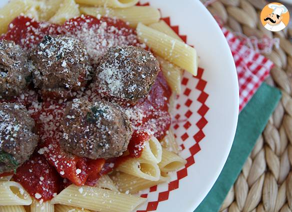 Hackbällchen aus rindfleisch und parmesan
