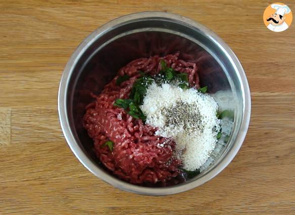 Hackbällchen aus rindfleisch und parmesan