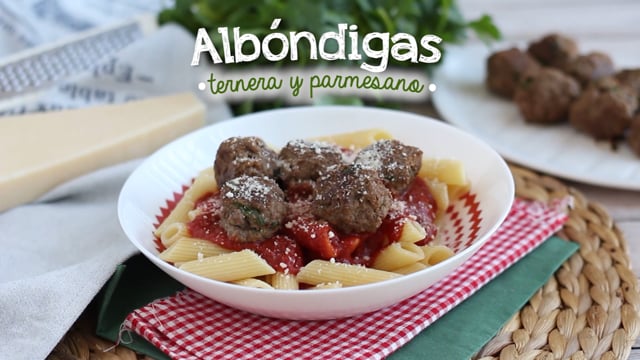 Hackbällchen aus rindfleisch und parmesan