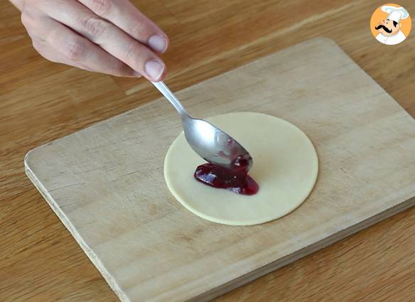 Süßes gebäck mit marmelade