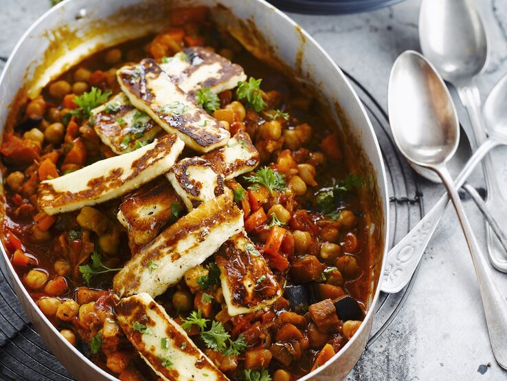 Kichererbsen-Gulasch mit Halloumi: Vegetarisch und voller Aromen!
