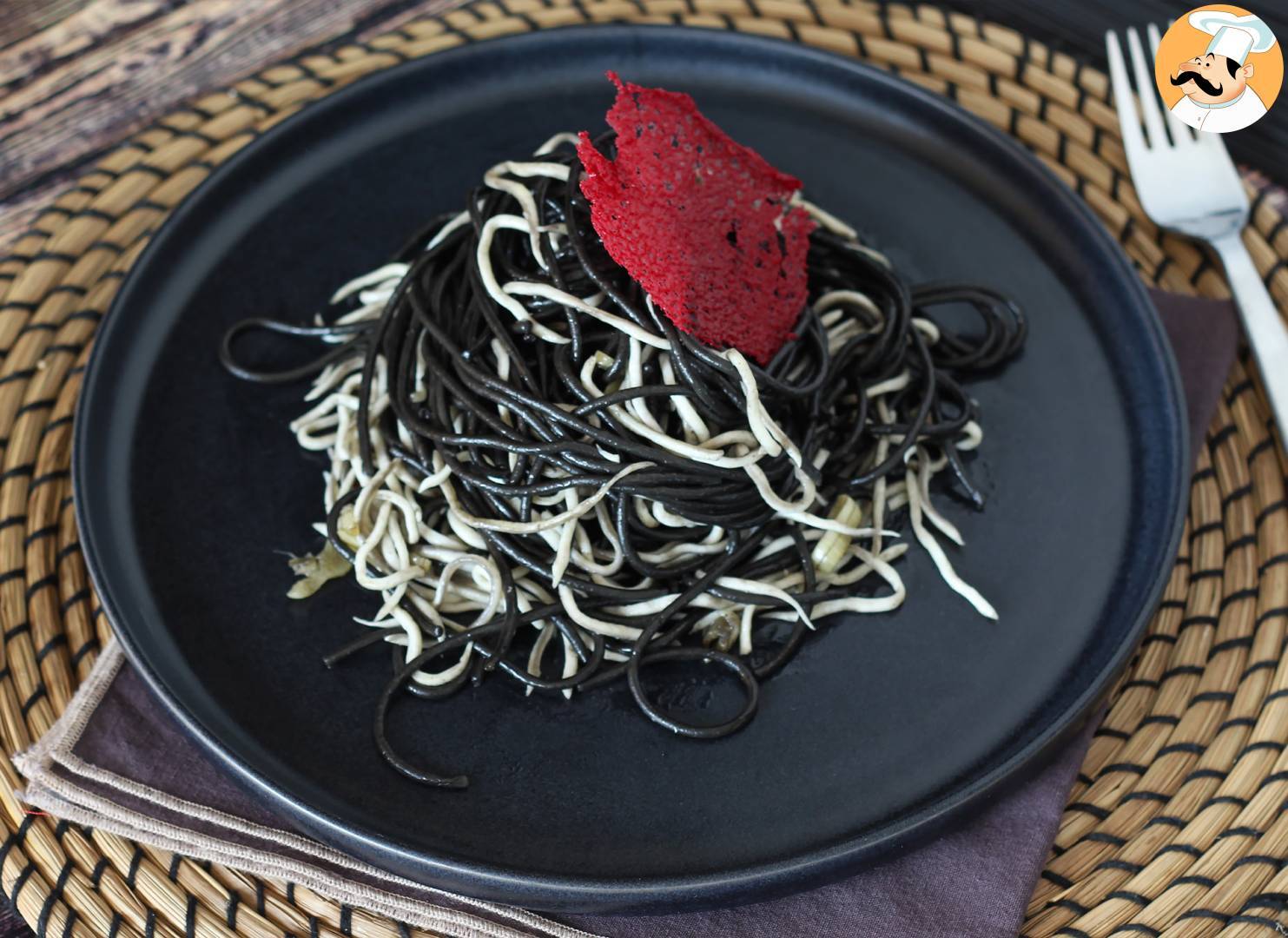 Schwarze spaghetti mit knoblauch und gulasch. nudeln al nero di seppia