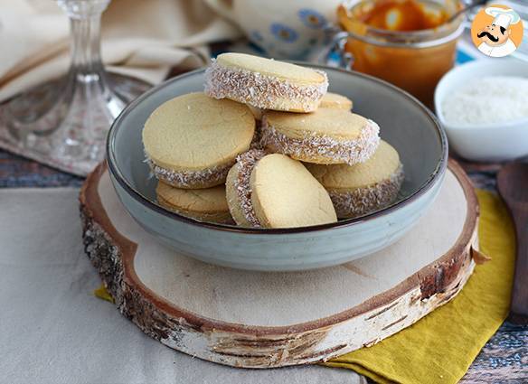 Alfajores - argentinisches mürbegebäck mit milchkonfitüre und kokosnuss