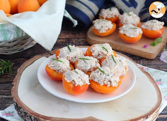 Gefüllte aprikosen mit thunfisch und rosmarin