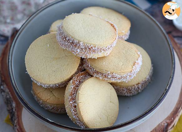 Alfajores - argentinisches mürbegebäck mit milchkonfitüre und kokosnuss