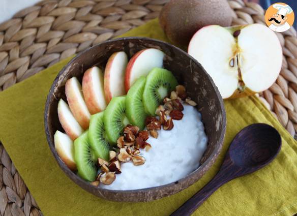 Joghurt-snack aus kokosnuss, apfel, kiwi und haselnüssen