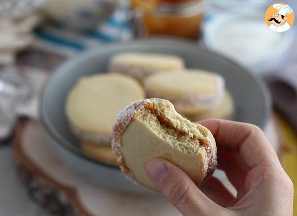 Alfajores - argentinisches mürbegebäck mit milchkonfitüre und kokosnuss