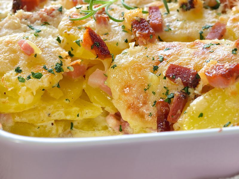Köstlicher Sattmacher: Dieser Kartoffel-Mettwurst-Auflauf nach Omas ...