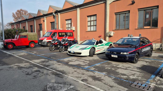 La Ferrari della polizia locale per le strade della città: la sfilata in favore del Besta