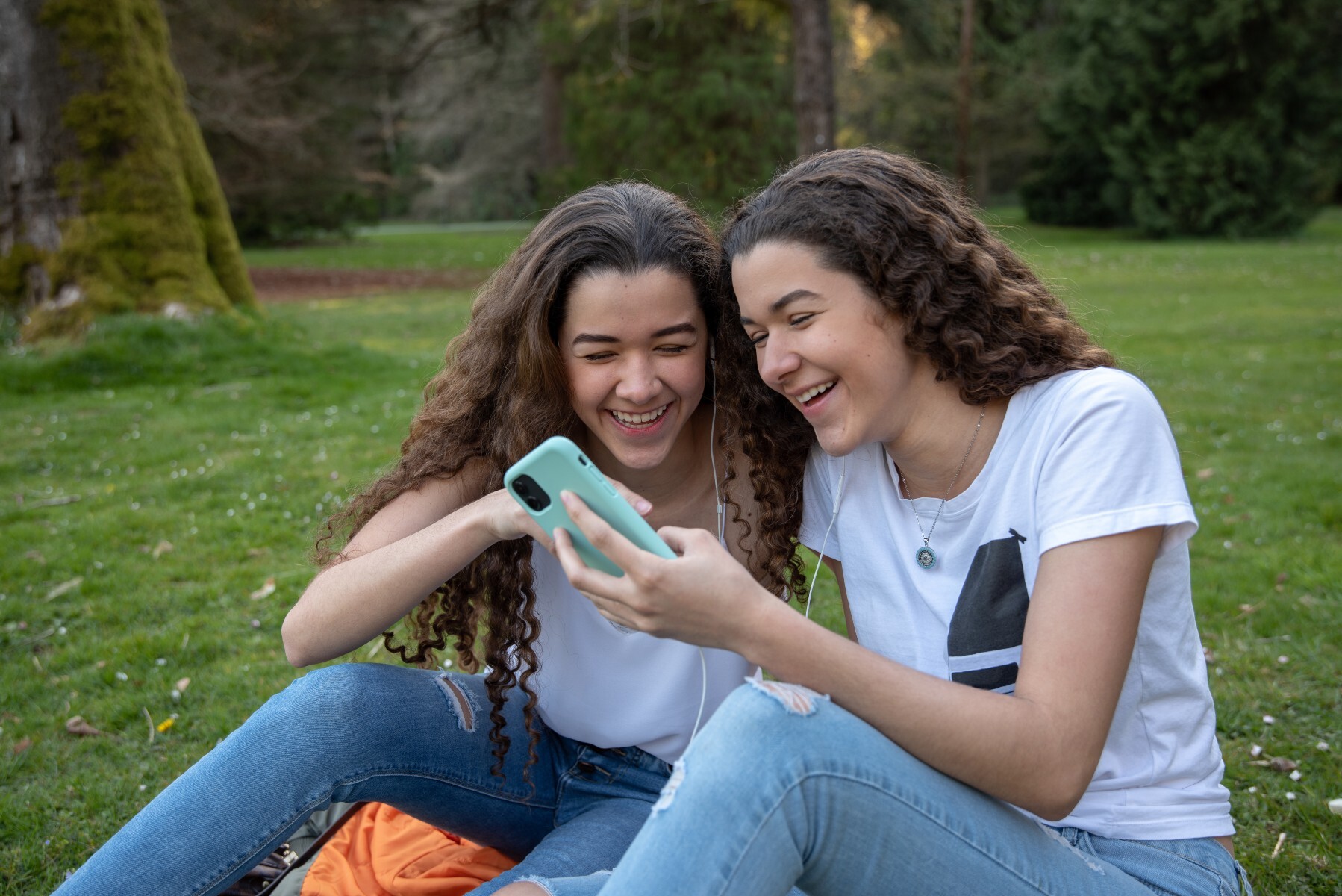 20 surprising facts about identical twins