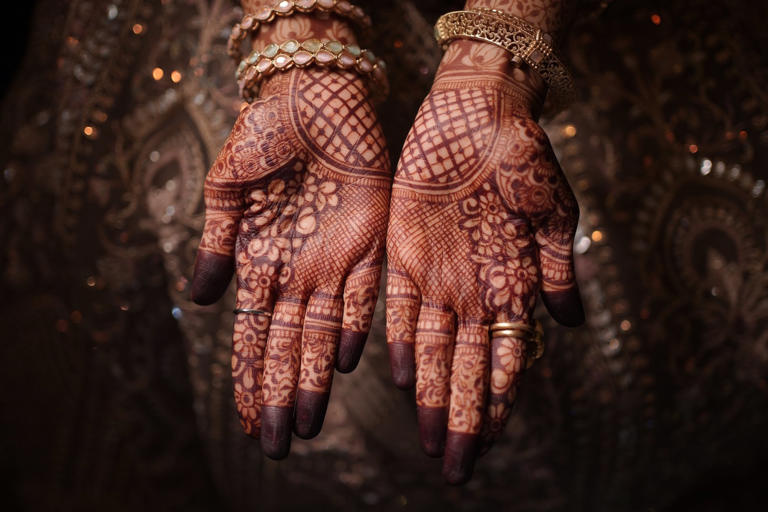 Des mains de mariée après le rituel du henné, nouvel inscrit au patrimoine de l'UNESCO - © Hareesh Pukayoor / Shutterstock