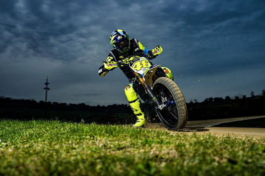 Valentino Rossi utiliza maquinaria Yamaha en el Motor Ranch VR46