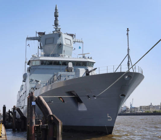 Puente y cañón de la fragata F223 de la Armada Alemana.