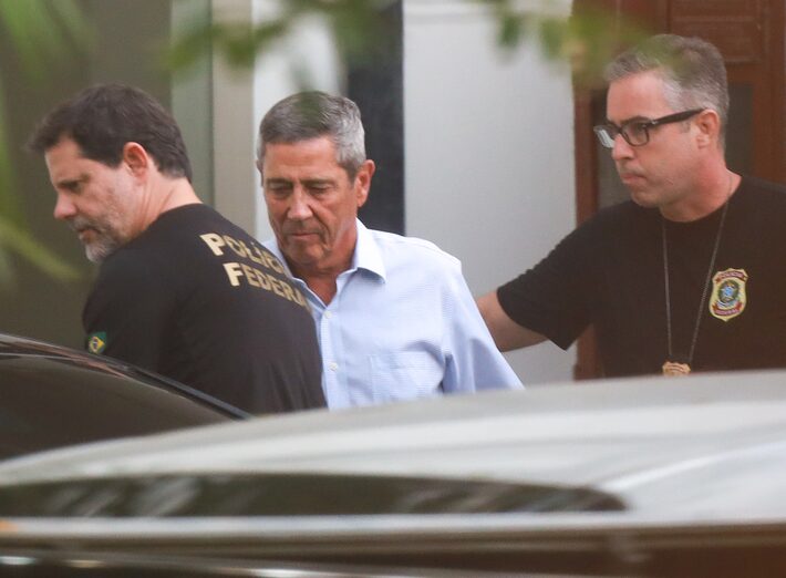 O general Walter Braga Netto no momento de sua prisão, no Rio de Janeiro Foto: Pedro Kirilos