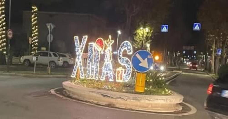 Rimini, rimosse le luci di Natale con la scritta "Xmas"