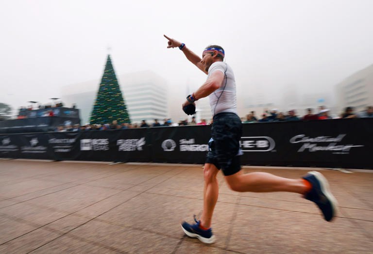 UT Southwestern student Travis Dowd wins 2024 BMW Dallas Marathon in