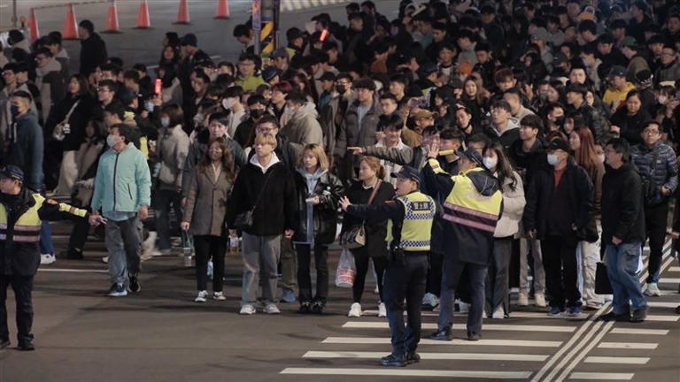 演唱會吸引大批人潮，警方也有部署警力於現場指揮。（圖／翻攝畫面）