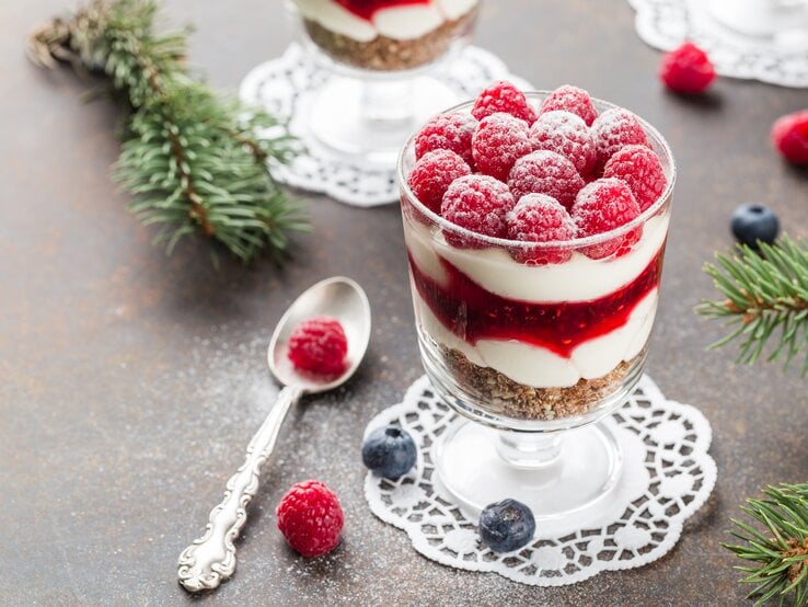 Weihnachtliches Schichtdessert: Himmlisch mit Beeren &amp; Stollen