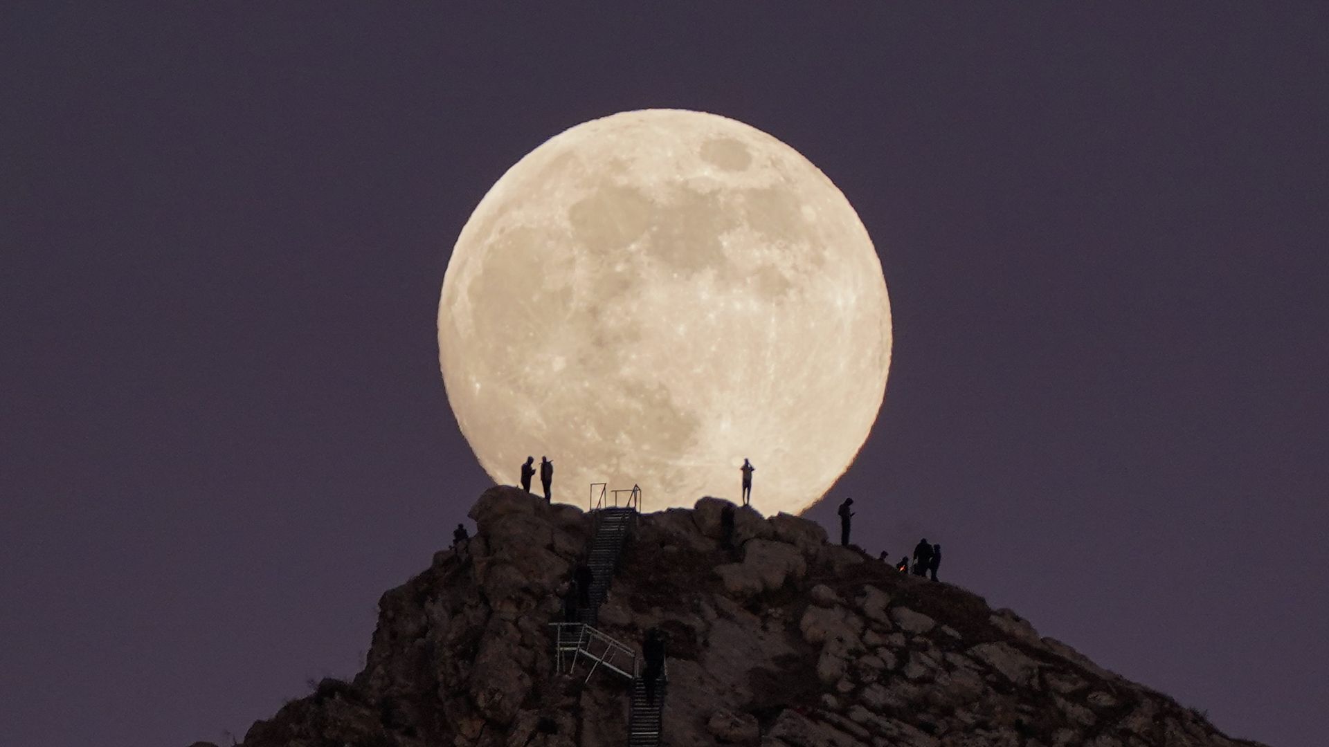 December full moon 2024 Cold Moon puts on a dazzling show for