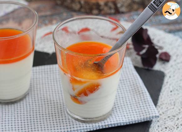 Vanille-panna-cotta mit aprikosencoulis