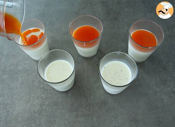 Vanille-panna-cotta mit aprikosencoulis