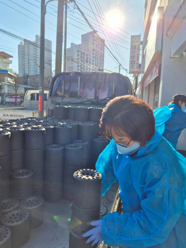 임영웅, 팬클럽 '안동영웅시대' 스터디방 연탄 나눔봉사 …선한 영향력의 대표적인 팬덤 문화