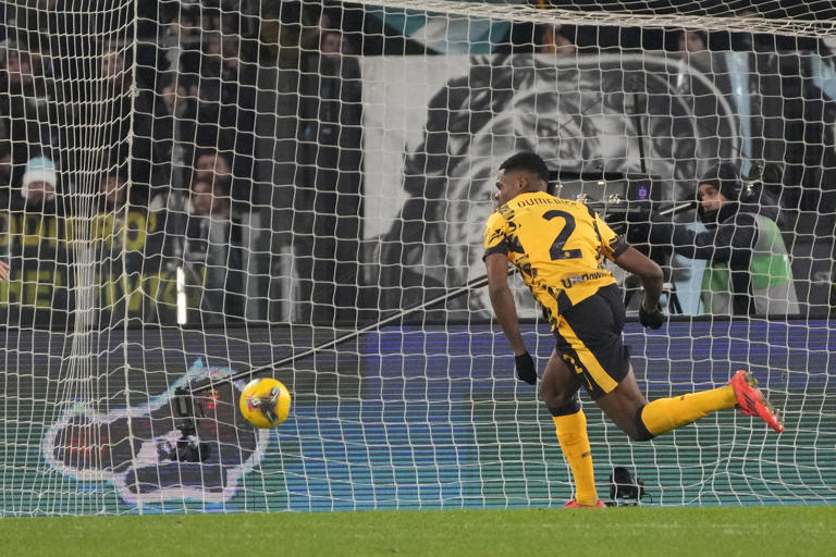 Inter Milan's Denzel Dumfries celebrates after scoring his side's fourth goal during the Italian Serie A soccer match between Lazio and Inter at Rome's Olympic Stadium, Rome, Italy, Monday, Dec. 16, 2024. (AP Photo/Gregorio Borgia)