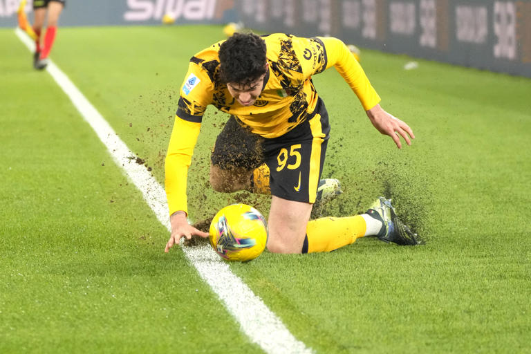 Inter Milan's Alessandro Bastoni in action during the Italian Serie A soccer match between Lazio and Inter at Rome's Olympic Stadium, Rome, Italy, Monday, Dec. 16, 2024. (AP Photo/Gregorio Borgia)