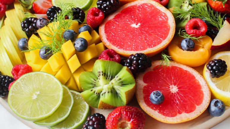 Essa é a fruta eleita a mais nutritiva do mundo: melhora a digestão, previne pedra nos rins e muito mais; veja como consumir!