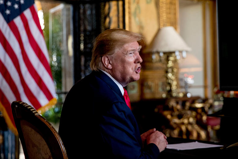 Fotografía de archivo del 24 de diciembre de 2019 del presidente Donald Trump hablando con la prensa tras la videoconferencia de la víspera de Navidad con miembros del ejército desde su casa en Mar-a-Lago, en Palm Beach, Florida. (AP Foto/Andrew Harnik)