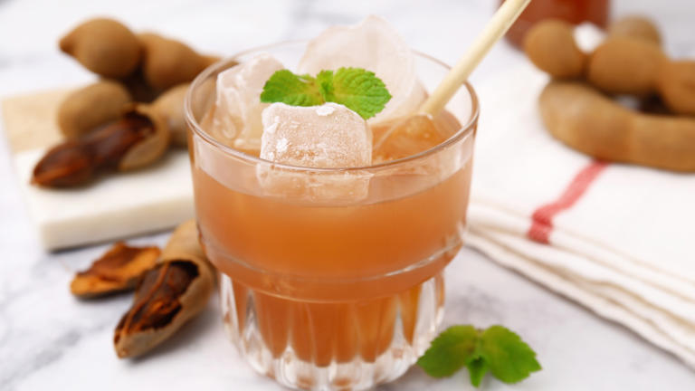 O suco refrescante que tem quase o dobro de potássio da banana: feito com uma fruta que marcou a infância de muitos