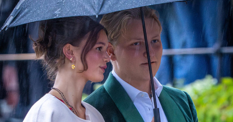 Prins Sverre Magnus og Amalie Giæver MacLeod på vei til temafest på Hotel Union i Geiranger fredag, kvelden før bryllupet prinsesse Märtha Louise og Derek Verrett. Foto: Heiko Junge / NTB