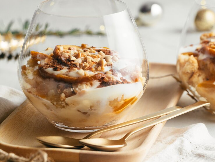 Bratapfel-Dessert mit Vanillesoße, Gewürzkaramell und Keksen
