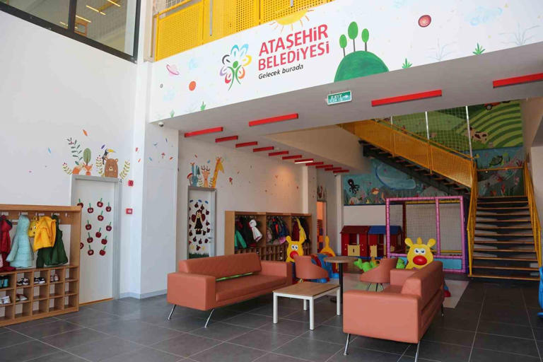 ATAŞEHİR BELEDİYESİ’NİN DÖRT FARKLI NOKTADA BULUNAN VE TOPLAM 600 KİŞİLİK KAPASİTEYLE HİZMET VEREN ÇOCUK GÜNDÜZ BAKIMEVLERİ, ÇOCUKLARA GÜVENLİ BİR ORTAM, AİLELERE DE BÜYÜK BİR KOLAYLIK SAĞLIYOR.