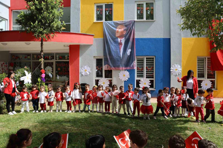 ATAŞEHİR BELEDİYESİ’NİN DÖRT FARKLI NOKTADA BULUNAN VE TOPLAM 600 KİŞİLİK KAPASİTEYLE HİZMET VEREN ÇOCUK GÜNDÜZ BAKIMEVLERİ, ÇOCUKLARA GÜVENLİ BİR ORTAM, AİLELERE DE BÜYÜK BİR KOLAYLIK SAĞLIYOR.