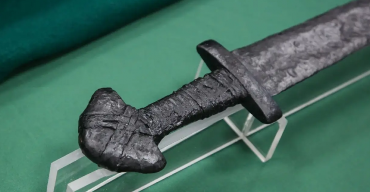 Descubrimiento sin precedentes: encuentran la "excalibur" vikinga sumergida  en un río en Polonia