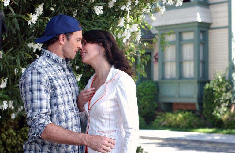 ‘Gilmore Girls’ stars Lauren Graham and Scott Patterson have a holiday reunion in nostalgic