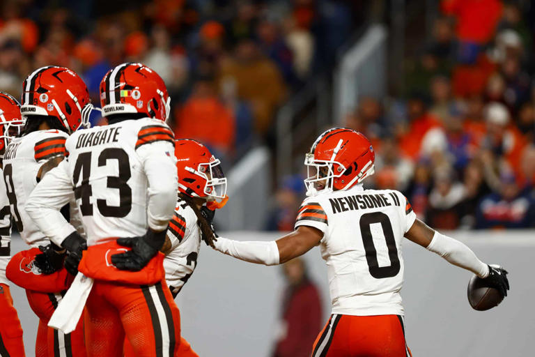 Last season, the Cleveland Browns managed to finish with an 11-6 record and make the playoffs despite season-ending injuries to quarterback Deshaun Watson and running back Nick Chubb, and they did so largely on the strength of their defense. But as December opens up, they find themselves with a 3-9 record after giving up 41 points to the Denver Broncos in a loss on Monday. Their defense has struggled for much of this season, especially in recent weeks, and it led former Ohio State University defensive back Dustin Fox to call out the Browns for being soft on defense […]