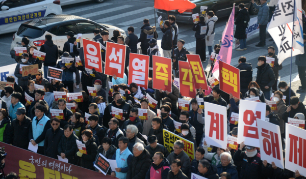 윤석열퇴진전북행동본부 관계자들이 4일 전북 전주시 관통로사거리에서 '비상계엄 선포 결의대회'를 열고 구호를 외치고 있다. /사진=뉴시스