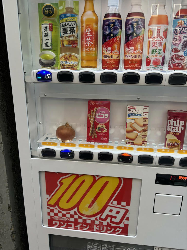 職場近くの自販機で思わず二度見した商品 まさかの野菜に「どうやって格納してるの？」と話題に