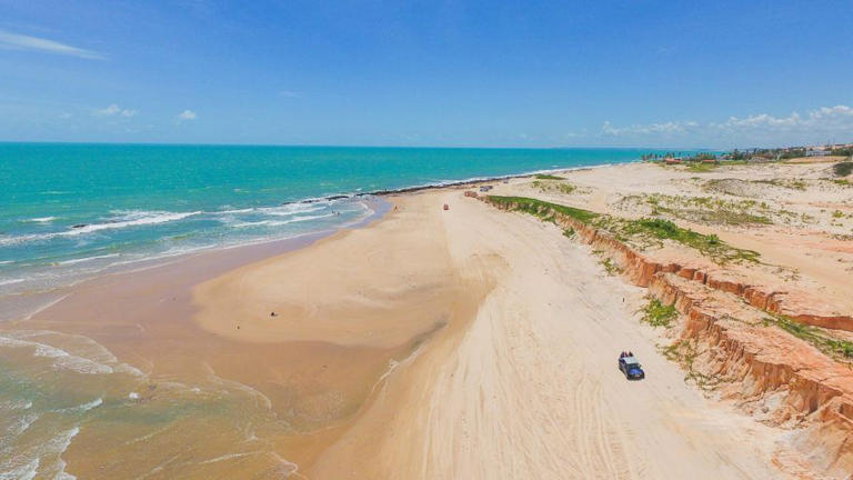 A praia de Canoa Quebrada é uma das mais bonitas do litoral cearense