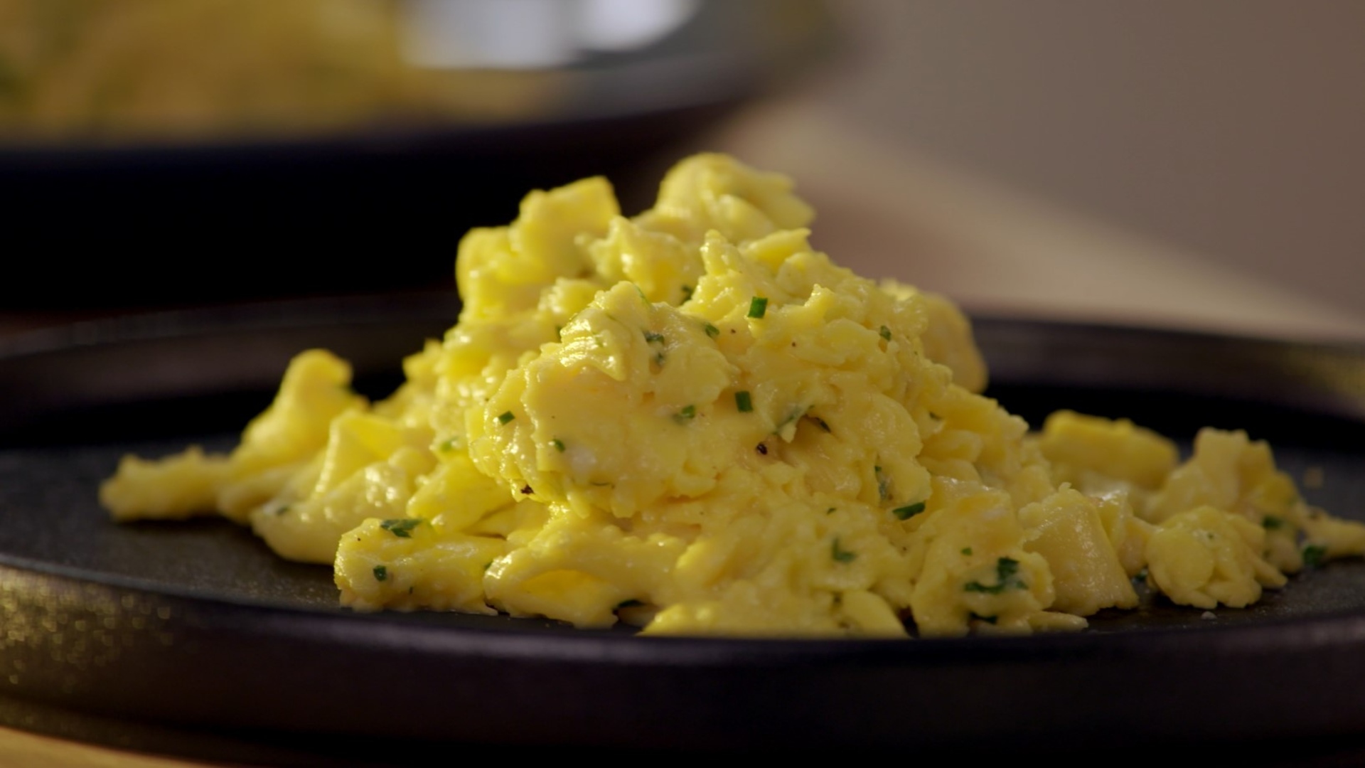 Cremiges Rührei mit Ziegenkäse und Kräutern