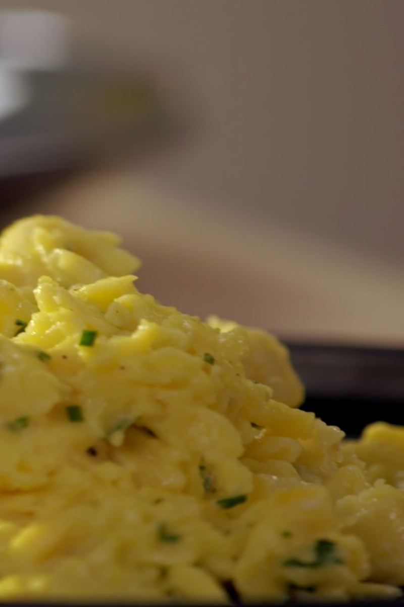 Cremiges Rührei mit Ziegenkäse und Kräutern