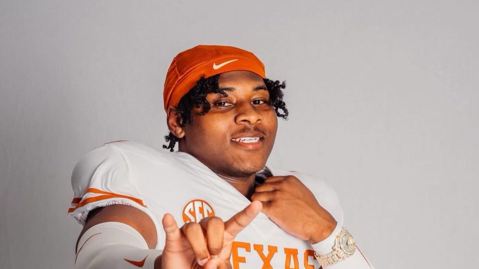 No. 4 LB Elijah Barnes Signs With Texas