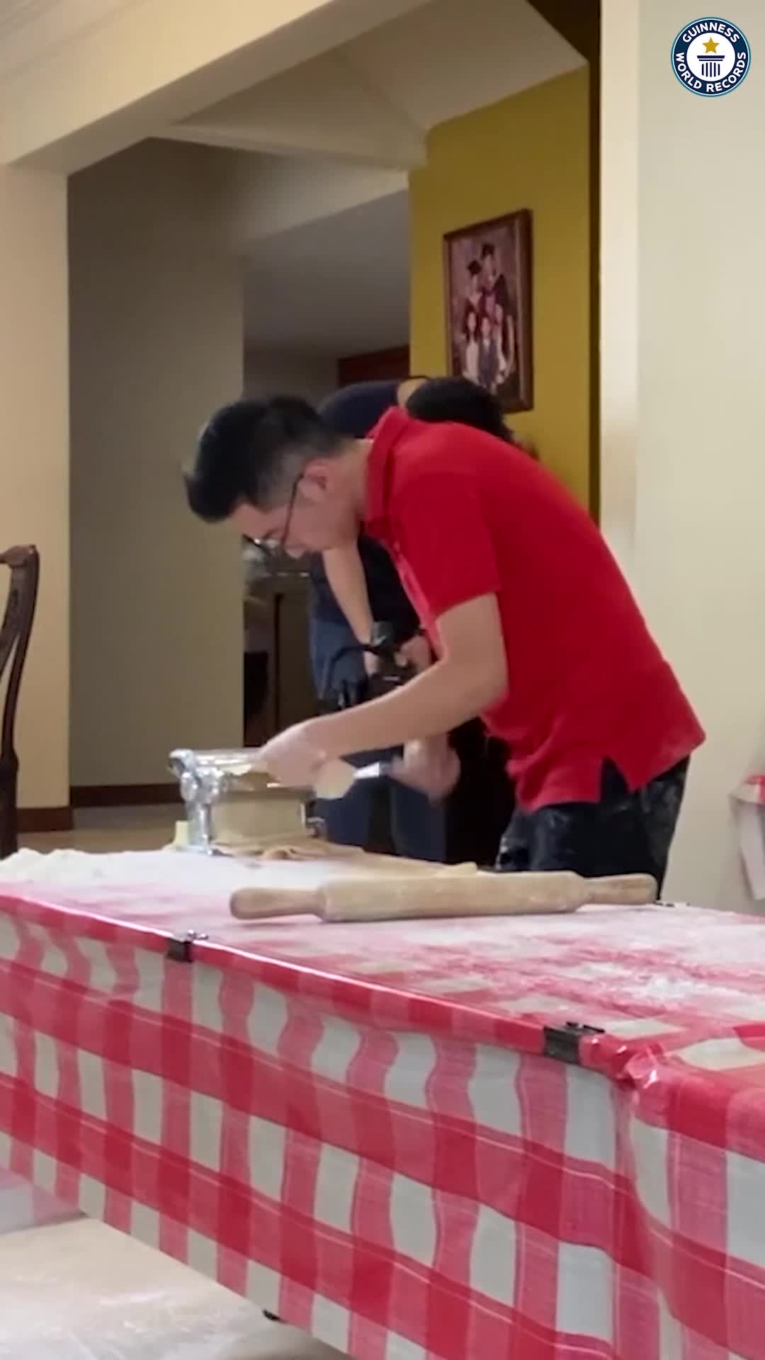 samuel-tan-bricht-weltrekord-im-nudelrollen