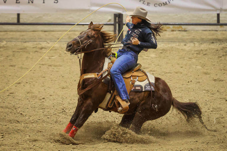 Texas woman wins breakaway roping title at South Point