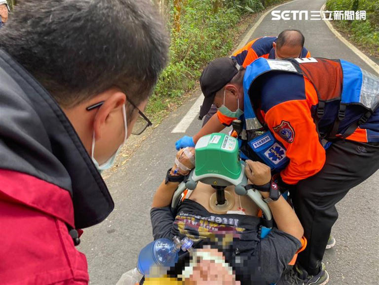 警消將患者固定於捲擔架SKED固定搬運下山，由救護車送往柳營奇美醫院救治。（圖／翻攝畫面）